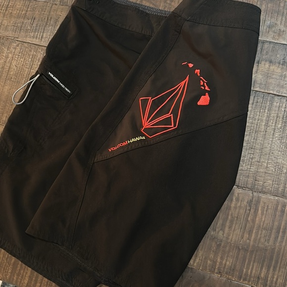 Volcom mod tech black & red Hawaii islands swim trunks size 38 - Picture 2 of 5